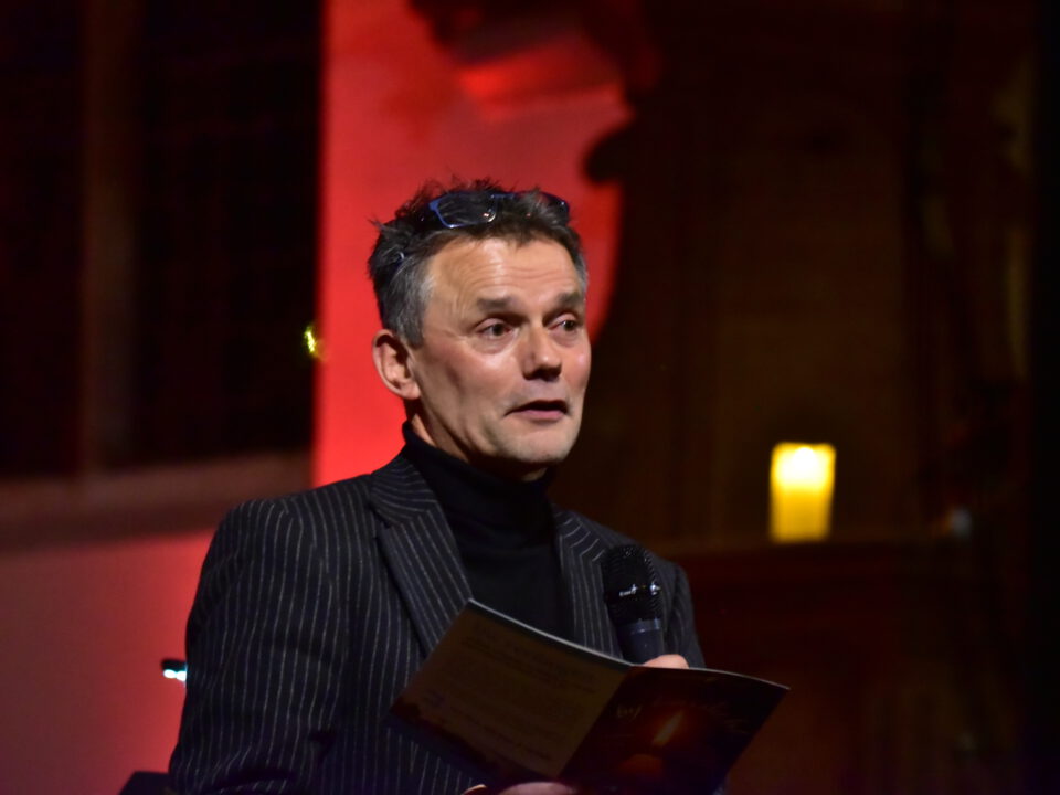 André van Vliet spreekt publiek toe tijdens Flying Eagle Concert Moordrecht